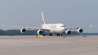 Pesawat Emirates Dikarantina di New York karena Penumpang Sakit