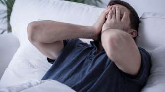 Merasa Tersentak dan Seperti Terjatuh Saat Tidur, Apa Sih Sebabnya?