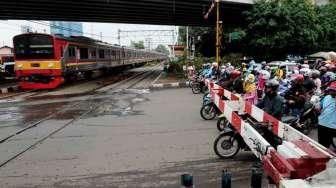 Penutupan Pintu Perlintasan Kereta