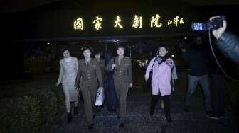 Para personel Band Moranbong asal Korea Utara berkunjung ke Beijing, Cina. Sayang, rencana manggung band yang seluruh anggotanya perempuan ini mendadak batal. [Reuters]