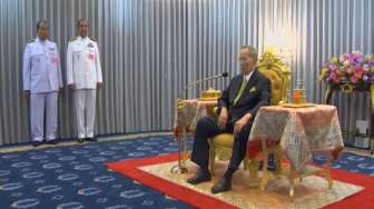 Langka, Raja Thailand Muncul di Hadapan Publik