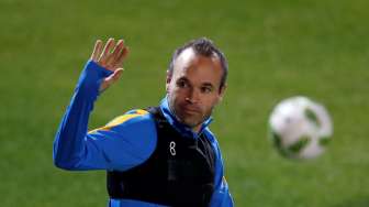 Pemain Barcelona Andres Iniesta menyapa para fans saat melakukan latihan di Yokohama. Reuters/Toru Hanai