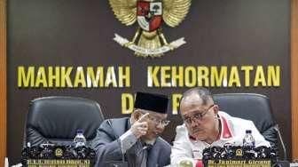 Ketua MKD Surahman Hidayat dan Wakil Ketua MKD Junimart Girsang dalam sidang Mahkamah Kehormatan Dewan (MKD) di gedung DPR kompleks Parlemen, Senayan, Jakarta, Rabu (16/12). [Kurniawan Mas'ud]