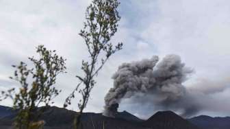 Bromo Keluarkan Suara Dentuman