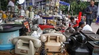 Para penggemar dan kolektor barang antik tampak menyaksikan pagelaran bertajuk 'Jakarta Vintage Weekend Market', di Tugu Proklamasi, Jakarta, Minggu (20/12/2015). [Suara.com/Kurniawan Mas'ud]