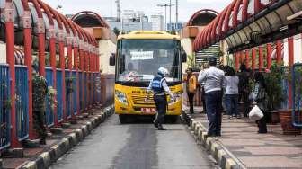 Sopir Bus Sekolah Ini Selamatkan Bocah yang Hampir Tertabrak Mobil