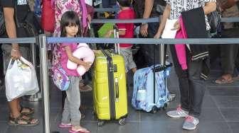 Antrean calon penumpang terlihat ramai di Stasiun Pasar Senen, Jakarta, Rabu (23/12/2015), memasuki libur Natal dan akhir tahun. [Suara.com/Kurniawan Mas'ud]