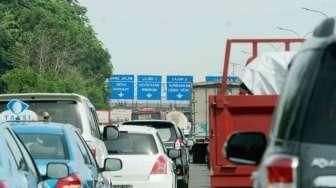 Jalan Tol Cikampek ke Arah Jakarta Macet Siang Ini