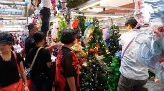 Rayakan Natal, Masyarakat Berburu Pernak-Pernik di Mangga Dua