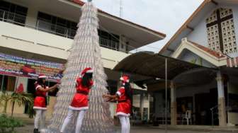 Uniknya Pohon Natal dari Botol Bekas