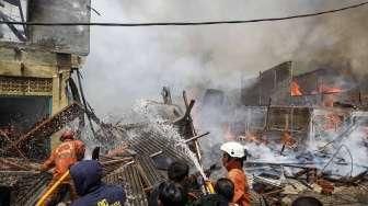 Kebakaran di Tebet Hanguskan 60 Rumah, Korban Nangis