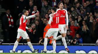 Gabriel Paulista merayakan gol pembuka Arsenal dengan Mesut Ozil dan Theo Walcott. Reuters/Stefan Wermuth Livepic