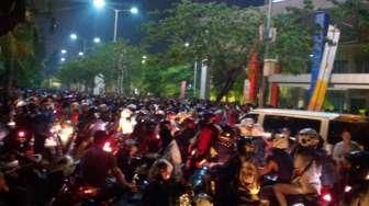 Usai Malam Pergantian Tahun, Pengendara Motor Berebut Pulang