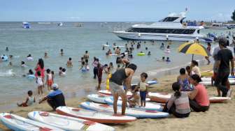 Pantai Sanur Bali dipenuhi wisatawan (Antara/Wira Suryantala)