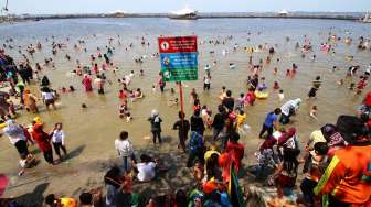 Isi libur Tahun Baru di Ancol (Antara/Rivan Awal Lingga)