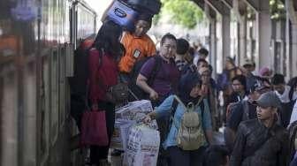 Ribuan warga Jakarta padati Stasiun Senen usai libur Natal dan Tahun Baru