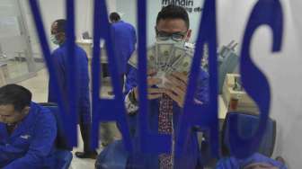 Dolar AS menguat di awal tahun 2016, sementara rupiah ditutup mendekati Rp14.000.