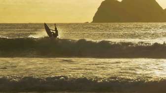 Wisata Pantai Pulau Merah