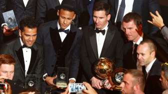 Lionel Messi berpose dengan rekan setimnya di Barcelona usai meraih Ballon d'Or. Reuters/Arnd Wiegmann