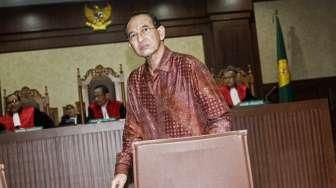 Suryadharma Ali divonis divonis 6 tahun penjara ditambah denda Rp300 juta subsider 3 bulan kurungan.