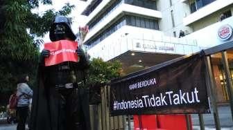 Pakai Kostum "Darth Vader" Ikut Aksi Solidaritas Bom Thamrin