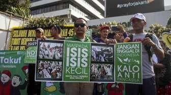 Sejumlah keluarga korban bom terorisme yang tergabung dalam Aliansi Indonesia Damai (AIDA) melakukan aksi tabur bunga di lokasi teror Jalan MH Thamrin, Jakarta, Minggu (17/1/2016). [Suara.com/Kurniawan Mas'ud]