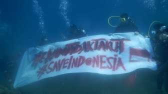 Unik, Spanduk Lawan Terorisme Terbentang Dalam Laut Situbondo