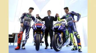 Dua pembalap tim Movistar Yamaha, Jorge Lorenzo dan Valentino Rossi, serta GM Yamaha MotoGP, Tsuji Kouichi, bersama motor baru Yamaha YZR-M1, Senin (18/1/2016), di Barcelona, Spanyol. [Reuters/Albert Gea]