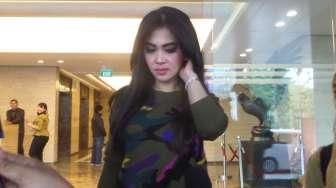 Siapa Lelaki yang Menatap Syahrini di Pesawat?