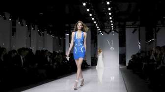 Pergaan Busana Versace di Paris