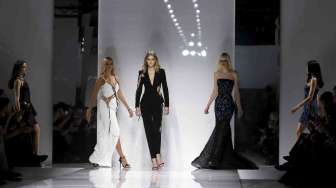 Pergaan Busana Versace di Paris