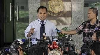 Kasubdit III Tipidum Bareskrim Mabes Polri, Kombes Umar Surya Fana, menunjukkan gambar organ tubuh manusia yang diperdagangkan, di Jakarta, Rabu (27/1/2016). [Suara.com/Kurniawan Mas'ud]