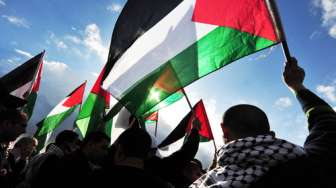 Fans Bentangkan Bendera Palestina saat TV Israel Live di Piala Dunia 2022