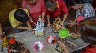Pembersihan Patung Jelang Imlek