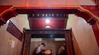 Pembersihan Patung Jelang Imlek