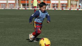 Murtaza Ahmadi, bocah yang mengundang perhatian dunia dengan jersey plastik [Reuters/Omar Sobhani]