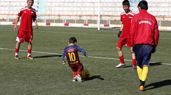 Murtaza Ahmadi, bocah yang mengundang perhatian dunia dengan jersey plastik [Reuters/Omar Sobhani]