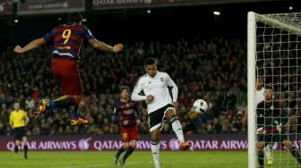Striker Barcelona Luis Suarez mencetak gol ke gawang Valencia. Reuters/Albert Gea