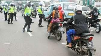 Dishubtrans DKI Jakarta bersama TNI dan Polri menggelar Operasi Lintas Jaya Tahun 2016 di Kawasan Kampung Melayu, Jakarta, Kamis (4/2/2016). [Suara.com/Oke Atmaja]