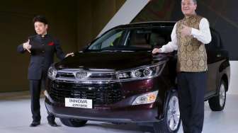 Toyota Crysta "Saudara Kembar" Toyota Innova Dipamerkan di India