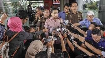 Mantan Ketua DPR RI, Setya Novanto, usai menjalani pemeriksaan untuk pertama kalinya di Kejaksaan Agung RI, Kamis (4/2/2016). [Suara.com/Kurniawan Mas'ud]