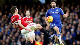 Striker Chelsea Diego Costa mencoba menghadang bola pemain Manchester United Michael Carrick. Reuters / Stefan Wermuth Livepic