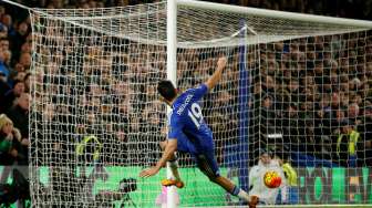 Striker Chelsea Diego Costa mencetak gol ke gawang Manchester United. Reuters / John Sibley Livepic