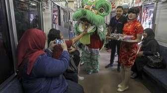 Barongsai Hibur Penumpang Commuterline