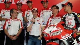 PT Astra Honda Motor memperkenalkan dua pembalap binaannya, Dimas Ekky Pratama dan Andi Gilang Faridz Izdihar, di Siruit Sentul, Jawa Barat, Minggu (14/2/2016). [Suara.com/Oke Atmaja]