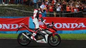 Pembalap MotoGP Marc Marquez dan Dani Pedrosa mencoba All New Honda CBR150R saat peluncuran di Sirkuit Sentul, Bogor, Jawa Barat, Minggu (14/2/2016). [Suara.com/Oke Atmaja]