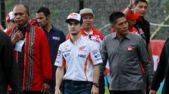 Pembalap MotoGP dari tim Repsol Honda, Marc Marquez dan Dani Pedrosa, menyapa penggemarnya saat peluncuran motor tim Repsol Honda MotoGP 2016 di Sirkuit Sentul, Bogor, Jawa Barat, Minggu (14/2/2016). [Suara.com/Oke Atmaja]