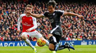 Pemain Leicester City Shinji Okazaki menendang bola. Reuters / Darren Staples Livepic