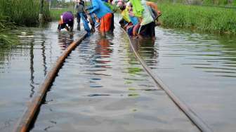 Rel Kereta Api Terendam Banjir