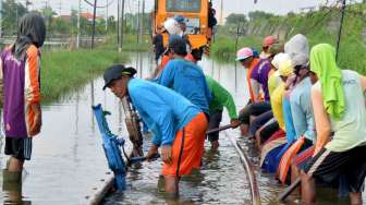 Rel Kereta Api Terendam